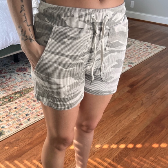 Rachel Zoe | Camo shorts with pockets - Picture 2 of 4